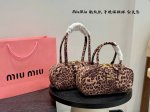 长柄 短柄 Size：28*12Cm Miumiu豹纹款长柄腋下保龄球 公文包 Miu又来抢钱了新款公文包 来咯 ！ 背起来都很Nice 哦 出场就是Miumi