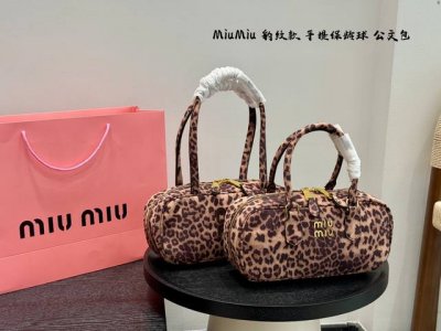 长柄 短柄 Size：28*12Cm Miumiu豹纹款长柄腋下保龄球 公文包 Miu又来抢钱了新款公文包 来咯 ！ 背起来都很Nice 哦 出场就是Miumi