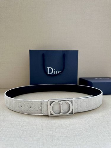 特 宽度3.5Cm Dior 这款腰带巧妙融合优雅与时尚，彰显 Dior 的精湛工艺。采用头层牛皮精心制作，饰以 Kumo 藤格纹，以全新方式呈现经典图案。腰带
