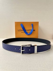 pont Neuf 3.5宽皮带的这种令人垂头目的迭代配备了值得仔细观察的杰出细节。皮革表带以其微妙的方式扣动，上面压有渔网图案。与原始版本一样，皮带有一个方形