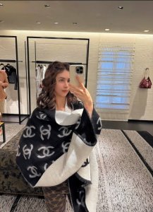 原单 50* Cm.100%山羊绒 精选顶级山羊绒 绵羊毛 桑蚕丝，融合精湛工艺。触感细腻柔滑，轻盈无负重感，给予颈间云端般的温暖与亲肤体验，诠释何为“ Wea