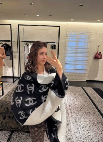 原单 50* Cm.100%山羊绒 精选顶级山羊绒 绵羊毛 桑蚕丝，融合精湛工艺。触感细腻柔滑，轻盈无负重感，给予颈间云端般的温暖与亲肤体验，诠释何为“ Wea