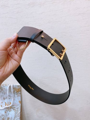 特P250 Dior 黄铜金属双针搭扣 、Cd扭钉，采用双面进口小牛皮精心打造 呈现绗缝效果 5.0Cm 码数75-100欧