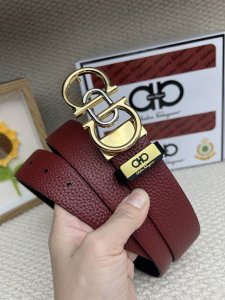 品名：菲拉格幕 原单 材质：原单牛皮腰带 百分百头层牛皮腰带保证真皮，24K纯钢扣，专柜原单品质、做工精细，时尚大牌，送人自用首选 包装： 请认准如图专柜包装赠