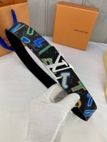 特 宽4.0 Nba Initiales 双面腰带为 Monogram 帆布注入明亮字母印花的青春气息，与另一面的素雅小牛皮共同烘托 字母搭扣。Nba 标识皮革