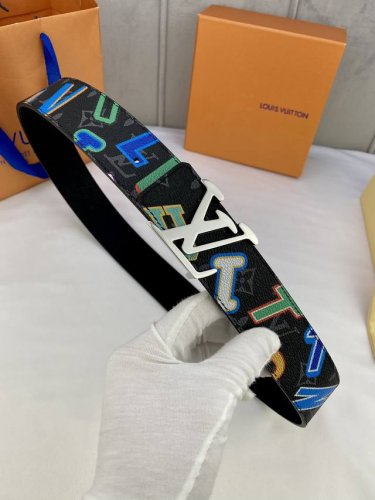 特 宽4.0 Nba Initiales 双面腰带为 Monogram 帆布注入明亮字母印花的青春气息，与另一面的素雅小牛皮共同烘托 字母搭扣。Nba 标识皮革