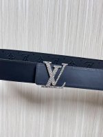 4.0宽双面进口牛皮，压针孔，搭配精品钢扣。休闲，简单，时尚大方，官网对版。4.0宽压针扣，布纹扣