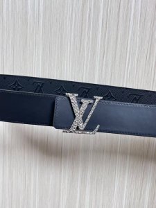 4.0宽双面进口牛皮，压针孔，搭配精品钢扣。休闲，简单，时尚大方，官网对版。4.0宽压针扣，布纹扣