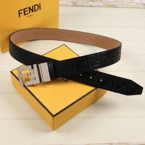特 FENDl 芬迪 宽38MM 标志造型宽皮带。原版双F尾夹旋转扣，进口原版小牛皮制成。印有浮雕黑FF 图案。镀金表面金属制品，品质保证。
