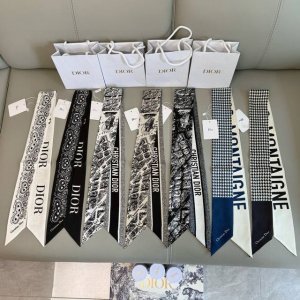 这款 迪奥发带丝巾从标志性的 Dior 精品店地址汲取灵感，造型修长，两端尖角设计，背面饰以“Christian Dior”标志提花条形图案 可与各种时尚造型搭