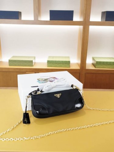 Prada 普拉达 官网同步 高版本 斜挎单肩背包 永恒不过时的标志性产品 纯原单布料 顶级五金制作 非市面普通版本 贸易公司订单货 全部实拍 实用性非常高 完