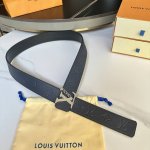 原版包裝 L0Uis Vuitt0N 專櫃最新升級版本 寬度40Mm 原廠荔枝紋面壓刻有花型圖案效果 進口柔軟小牛皮底 搭配新型字母搭扣 百搭易襯！
