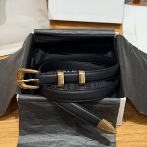 凯旋门女士腰带 这款采用牛皮革底部采用牛剖层革，圆形搭扣，2个金属环扣和1个金属尖头装饰，第一个圆环底部镌刻品牌标志. 宽度1.8Cm