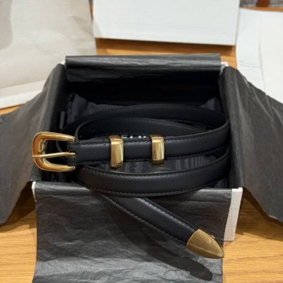 凯旋门女士腰带 这款采用牛皮革底部采用牛剖层革，圆形搭扣，2个金属环扣和1个金属尖头装饰，第一个圆环底部镌刻品牌标志. 宽度1.8Cm