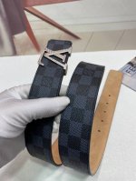 Lv：男士腰带 原单面料,內衬头层牛皮磨砂底，搭配原单扣.带扣和牛仔装相得益彰，彰显一派休闲气息.专柜宽度4.0 配全套包装礼盒
