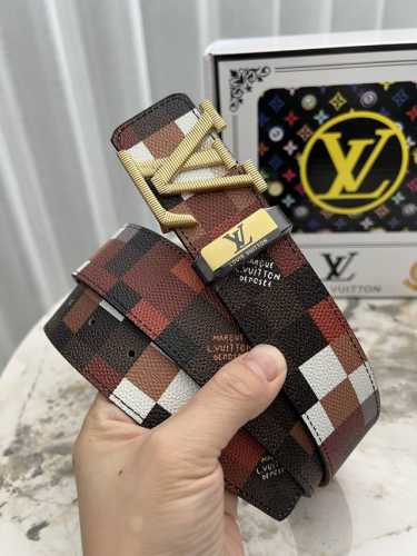 品名：Lv..路易..威登原单 材质：原单牛皮腰带 百分百头层牛皮腰带保证真皮钢扣，专柜原单品质、做工精细，时尚大牌，送人自用首选 包装： 请认准如图专柜包装赠
