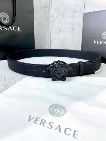 宽度4.0Cm Versace 范思哲 采用进口万象纹牛皮，此款平面腰带配有醒目的美杜莎头像搭扣，可为任何造型增添几分立体雅致效果。 - 点击图像关闭