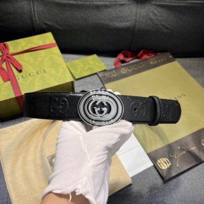 古奇. 宽4.0Cm，帆布是品牌的一款经典面料，经不同配色组合以及现代和经典设计演绎后，这款窄腰带采用该标志性面料版本诠释，匠心搭配同色调滚边。该款帆布灵感源自
