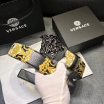 范思哲Versace 宽4.0㎝ 此款粒面牛皮革腰带配有一枚3D美杜莎带扣。饰有Gold Hibiscus印花。此印花代表不断的演进，用芙蓉花对往季的Baroc