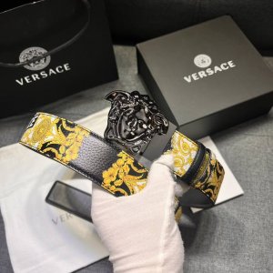 范思哲Versace 宽4.0㎝ 此款粒面牛皮革腰带配有一枚3D美杜莎带扣。饰有Gold Hibiscus印花。此印花代表不断的演进，用芙蓉花对往季的Baroc