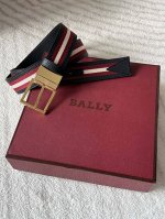 特 P200 Bally 巴利 这款男士休闲双面皮带 宽3.5Cm 黑色粒面牛皮的优雅与红白布料的时尚相结合 时尚的瑞士休闲风格。