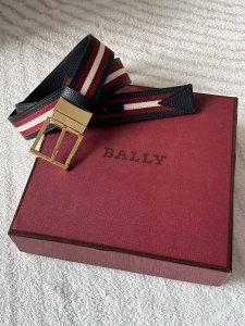 特 P200 Bally 巴利 这款男士休闲双面皮带 宽3.5Cm 黑色粒面牛皮的优雅与红白布料的时尚相结合 时尚的瑞士休闲风格。