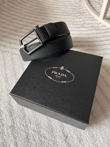 特 Prada 普拉达 专柜同款 男士双面用腰带 宽3.4Cm 带身采用一面saffiano黑色牛皮另一面黑色光滑牛皮 搭配简约旋转哑黑针扣，承载着品牌象征性的