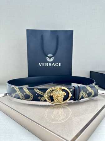 宽度4.0Cm Versace 范思哲 这款柔软鳄鱼皮饰带搭配一枚椭圆形美杜莎带扣。腰带饰有一枚金属圈环，宛如点睛之笔，本季标志性的versace饰件点缀其上， - 点击图像关闭