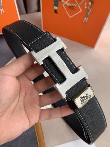 品名： 爱玛仕.Hermes原单 型号：挂扣，经典H拉丝纯钢质扣头，图片实物拍摄 材料：双面头层牛皮，挂扣系列，纯钢质扣头，钯镀电镀工艺五金永不掉色。带身可双面