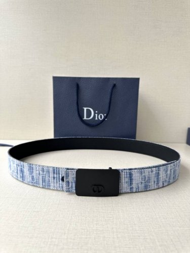 宽度3.5Cm Dior 这款不锈钢金属腰带扣是春季系列新品，展示 Cd Icon 标志和 Oblique Cosmo 图案，致敬 Dior 的经典图案。可与各