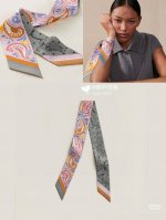 爱马仕Hermes“猎豹Bandana”Twilly小丝巾 Twilly真丝缎带 100%桑蚕丝 。 这款小巧的真丝配饰佩戴方式千变万化，可为您的日常造型增添灵