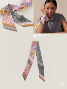爱马仕Hermes“猎豹Bandana”Twilly小丝巾 Twilly真丝缎带 100%桑蚕丝 。 这款小巧的真丝配饰佩戴方式千变万化，可为您的日常造型增添灵