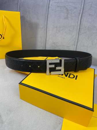 宽度4.0Cm Fendi 芬迪 此款平纹腰带搭配双F 镶钻钢扣相呼应 专柜新款不管是商务 休闲都能完美搭配 扣头金 白真空电镀。 - 点击图像关闭