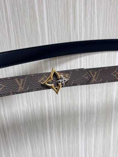 2.0宽，当季新款，双面腰带一面进口牛皮，另一面进口帆布印花，搭配精品四心口，做工精细，实物实拍，是女神的必备之一。