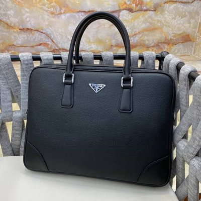 Prada-普拉达最新款男士公文包采用小牛皮制作 皮质柔软 手感超赞 配置密码 实用性强 细节做工精致 高端大气上档次 休闲大方 高品质尺寸：39-28-7型号