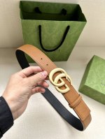 特P190 宽度4.0Cm Gucci 在2022春夏系列，品牌标志性的双G标识经重新诠释后，以光彩夺目的金色调呈现在这款男士光面头层牛皮腰带上。