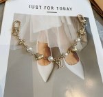 Lv钥匙扣 包包挂链 挂件 金色 Spring Street Chain 包饰将 Monogram 花卉和 Lv 字母等经典元素化为袖珍挂饰，在淡雅色彩和 Mo