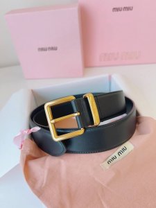 缪缪Miumiu专柜新款。商务休闲款精品腰带，百搭爆款配饰 ，这款皮革腰带是提升别致造型品味的理想之选。醒目的刻字五金徽标搭配方型针扣，手感柔软细腻的小牛皮。非