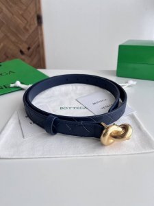 Bv 2025最新款女士编织腰带 纯手工Intreccio大格子编织 双面意大利小牛皮搭配绳结设计微复古金色搭扣 可活动皮环 皮带宽度2Cm 颜色: 太空蓝
