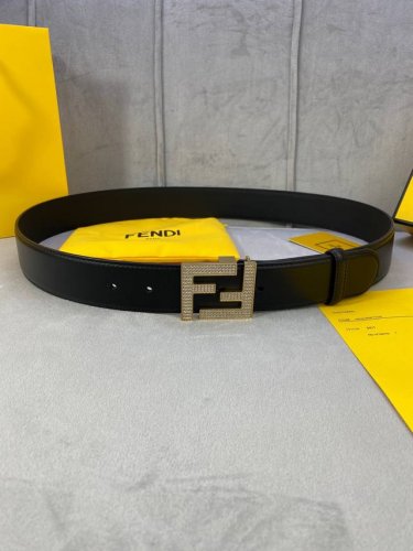 宽度4.0Cm Fendi 芬迪 此款平纹腰带搭配双F 镶钻钢扣相呼应 专柜新款不管是商务 休闲都能完美搭配 扣头金 白真空电镀。