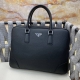 Prada-普拉达最新款男士公文包采用小牛皮制作 皮质柔软 手感超赞 配置密码 实用性强 细节做工精致 高端大气上档次 休闲大方 高品质尺寸：39-28-7型号