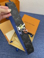 品牌Lv 4.0Cm 描述这款饰有Lv带扣的腰带配以水牛皮衬里，覆以Monogram 牛皮。展现细腻的品牌特质，是牛仔裤的理想配件 Lv字母带扣 Monogra