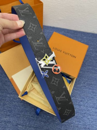 品牌Lv 4.0Cm 描述这款饰有Lv带扣的腰带配以水牛皮衬里，覆以Monogram 牛皮。展现细腻的品牌特质，是牛仔裤的理想配件 Lv字母带扣 Monogra