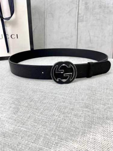 宽度3.8Cm Gucci Gg Marmont系列每一季都会推陈出新，为灵感源于70年代的标志性原版gg6.0Cm钢扣配件注入现代精髓。这款双色头层牛皮腰带