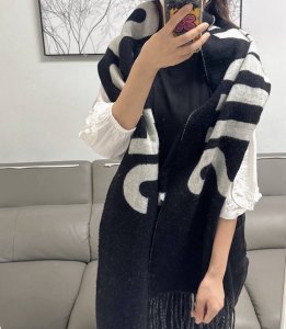 Jacquemus双面围巾今年真的被疯狂种草 今年冬天就非宠这条 好看的要疯掉了，太有型太有魅力了非常斯文时尚的秋冬单品！真的很喜欢，非常Classical的设