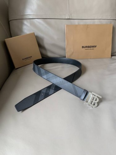 特 Burberry 巴宝莉 专柜同款 男士休闲双面用腰带 宽3.5 Cm 精选品牌标志性 London 格纹，搭配平滑小牛皮反面设计。饰牌搭扣点缀品牌专属标识