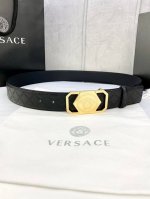 特 宽度4.0Cm Versaec 范思哲 此款时尚腰带由柔软的小牛皮革制成，饰有立体美杜莎原单钢扣 五金采用真空电镀 。