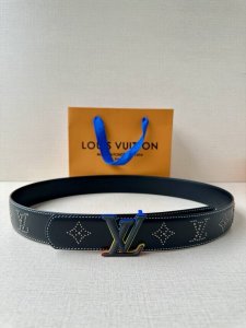 特 这款尺寸为4.0宽的Lv皮带采用光滑皮革制成 饰有饰钉 形成了房子的花押字 它的特点是具有老化效果的Lv尺寸环和沿边缘的明显接缝 这些细节赋予了该模型复杂的