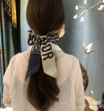 懂货的来，Dior 18姆米百分百斜纹真丝老花时髦小丝带，绝对的专柜品质，上等的好货，蓝色配底色米灰色，涂料精准印花，效果非常的赞，所谓的经典款，就是闭眼入不后