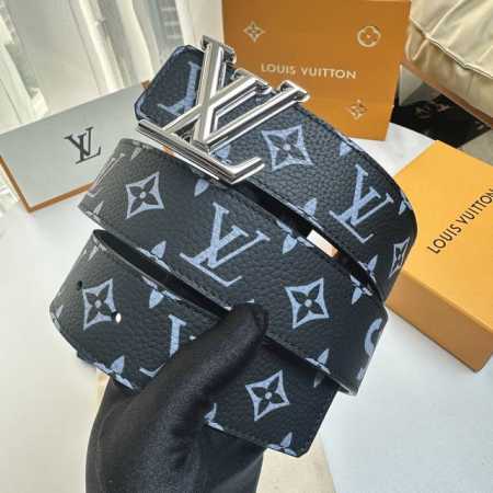 L0Uis Vuitt0N 驢家今季新品 男士原單腰帶 寬度40毫米 經典荔枝紋牛皮絲印圖案設計 搭配雙色五金 可雙面佩戴 適合沈穩低調的男士使用 - 点击图像关闭